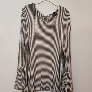 Womens Wallpapher Long Flounce Sleeve Tunic Top  Size 1X